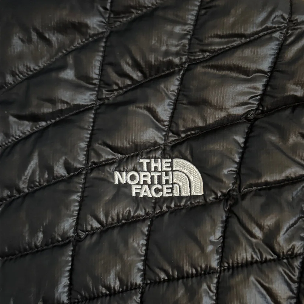 The North Face Black Thermoball Jacket!! Like brand new!! - Picture 10 of 12